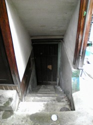 階段下 ドア